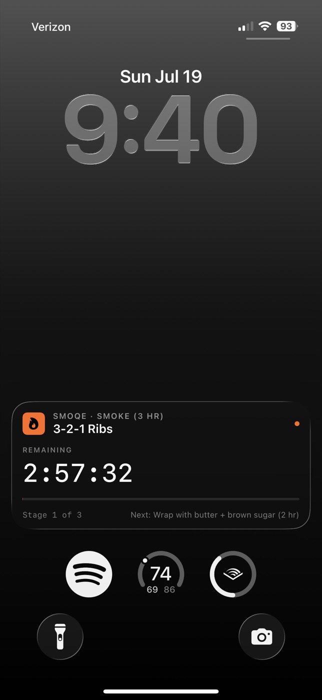 Smoqe Live Activity on the iPhone Lock Screen, showing 3-2-1 Ribs on stage 1 of 3 with 2:57:32 remaining